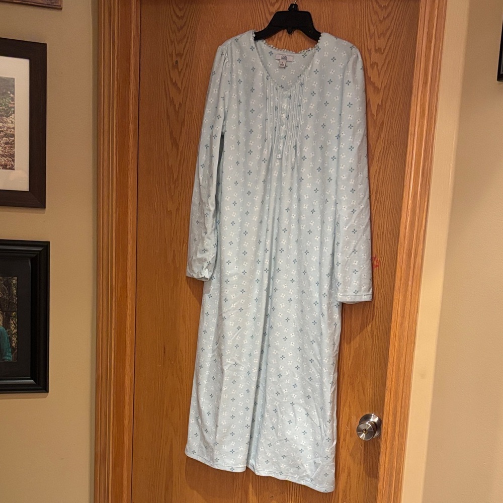 Croft & Barrow, mint green long sleeve nightgown 
Size small